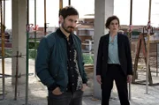 ARD Degeto BARCELONA-KRIMI: BLUTIGER BETON, am Donnerstag (28.05.20) um 20:15 Uhr und um 00:35 Uhr  im ERSTEN. Fina Valent (Anne Schäfer) und Xavi Bonet (Clemens Schick) werden zu einem Tatort auf eine der vielen Baustellen Barcelonas gerufen. © ARD Degeto/Charlotte Jansen, honorarfrei - Verwendung gemäß der AGB im engen inhaltlichen, redaktionellen Zusammenhang mit genannter Degeto-Sendung und bei Nennung "Bild: ARD Degeto/Charlotte Jansen" (S2+). ARD Degeto/Programmplanung und Presse, Tel: 069/1509-335, degeto-presse@degeto.de