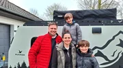 (v.l.n.r.) Michael (49), Conny (41), Oskar (12), Anton (7) Familie Baumeister aus Wilich vor ihrem Mini-Wohnwagen kurz vor der Abfahrt nach Frankreich.