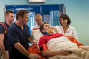 Dr. Haase (Fabian Harloff, 2.v.l.) liefert den Stabhochspringer Josh Baier (Daniel Fünffrock, 2.v.r.) ins EKH ein. Der junge Sportler kann es selbst nach seinem Unfall nicht lassen, mit Jasmin (Gerit Kling, r.) zu flirten.