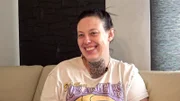 Janine hat ein neues Hals-Tattoo, das noch größer werden soll.