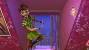 Voller Tatendrang fliegt Peter Pan mit Tinker Bell bei den Darling-Kindern zum Fenster herein.