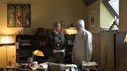 Kommissarin Tamara Meurer (Anja Pahl) und Spurensicherer Thomas Brandner (Yung Ngo) finden im Pfarrbüro einen Erpresserbrief.