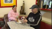 Dieter (48) überrascht seine Ex-Freundin Sandy (45), weil sie ihn sehr unterstützt hat