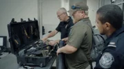 Bei der Kontrolle von Jagd-Touristen sorgen ungewöhnliche Waffen bei den Sicherheitsbeamten für Aufsehen.