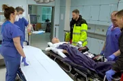 Das Heli-Team bringt einen Patienten mit mit schwerer Handverletzung in den Schockraum. V.l.n.r.: Natalia Gomez Lauro (med. Fachangestellte), Johannes Becker (Oberarzt), Patient, Dr. Michael Bovet (Notarzt), Harry Hartmann (Krankenpfleger), Sven Dinges (Notfallsanitäter)