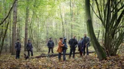 Nachdem die Kommissare Timmermann (Mathias Junge, 3.v.r.), Börensen (Claudia Schmutzler, 2.v.r.) und Pöhlmann (Dominic Boeer, r.) Oles (Tristan Göbel, 4.v.r.) Kamera untersucht haben, steht fest: Der Junge hat Fotos zur Tatzeit gemacht, doch diese dann gelöscht. Warum? Und dann ist Ole wieder verschwunden. Nach intensiver Suche entdecken die Kommissare ihn mit seiner Mutter Maren (Hanna Jürgens, 4.v.l.) im Wald und kommen so einem gut gehütetem Geheimnis auf die Spur.