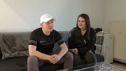 Für Jonas und seine Verlobte Martina ist die Zeit in den Benz-Baracken vorbei. Das Paar hat nach langer Suche endlich eine gemeinsame Wohnung außerhalb der Siedlung gefunden.