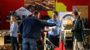 Die beiden Kommissare Lars Pöhlmann (Dominic Boeer, 2.v.l.) und Karoline Joost (Nike Fuhrmann, r.) befragen in deren Sportgeschäft das Ehepaar Andreas (Alexander Kruuse Mettin, 2.v.r.) und Christine Fischer (Lena Baader, l.). Stammt das außergewöhnliche Tatwerkzeug aus ihrem Laden? Gibt es vielleicht sogar weitere Verbindungen zum Opfer?