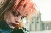Nina Hagen startet eine musikalische Revolution: Sie singt auf Deutsch – mit Texten, die sich vom bis dahin Üblichen abheben.
