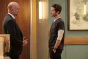 Unerwartet trifft Conrad (Matt Czuchry, l.) auf seinen Vater Marshall Winthrop (Glenn Morshower, l.), zu dem er alles andere als ein gutes Verhältnis hat ...