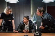 Melanie (Sanna Englund, l.) und Mattes (Matthias Schloo, r.) befragen Tariks Cousin Murat (Tamer Arslan, M.), der gesteht, einen Tabakladen überfallen zu haben.