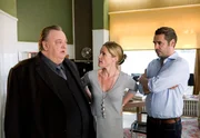 MDR Fernsehen DER DICKE III. STAFFEL FOLGE 28, "Zwischen den Stühlen", am Samstag um 11:05 Uhr. Illegale Auslandsadoption? Maria Bentheim (Karoline Eichhorn, M.) und ihr Mann Kurt (Tobias Oertel, r.) wenden sich verzweifelt an Gregor Ehrenberg (Dieter Pfaff, l.): das Jugendamt will ihnen ihre kleine Adoptivtochter Laura wegnehmen.