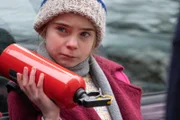 Léa Remacle (Juliane Lepoureau) möchte ihre Entführerin beschützen und greift zu einer drastischen Maßnahme.