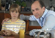 Jonas (Ludwig Zimmeck, links) ist sehr traurig, als er hört, dass sein Vater Klaus (Horst-Günter Marx) nach Berlin ziehen will.