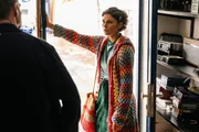 Hauptkommissar Matti Wagner (Pierre Besson) befragt Lucy Faber (Naemi Florez), die im Buchantiquariat des Opfers gearbeitet hatte.