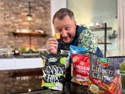 Sind Linsenchips wirklich die leichte Alternative zu Kartoffelchips? Sebastian Lege findet es heraus. Sind Linsenchips wirklich die leichte Alternative zu Kartoffelchips? Sebastian Lege findet es heraus.