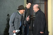 Schattenhofer verdächtigt den Pfarrer, ihn im Klohäusl eingesperrt zu haben. Von links: Bürgermeister Schattenhofer (Werner Rom), Mike Preissinger (Harry Blank) und Pfarrer Kurz (Hans Stadlbauer).