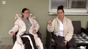 Beate (li.) und Freundin Ela sehen die Neubauten in den Benz-Baracken sehr kritisch.