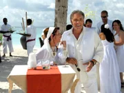 Markus Winter (Christian Kohlund) und seine Jugendliebe Eva (Susanne Uhlen) amüsieren sich beim traditionellen Strandfest des Hotels. Weiteres Bildmaterial finden Sie unter www.br-foto.de.