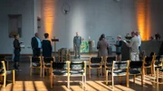 Das Kirchenoberhaupt der evangelischen Freikirche Dr. Ernst Beller (Heikko Deutschmann, M.) im Gebet mit seinen Gemeindemitgliedern (Komparsen).
