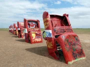 Straßenkunst in Texas: dei "Cadillac Ranch" an der Route 66 in Amarillo.