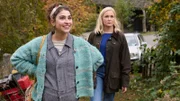 Lena Lorenz (Judith Hoersch, r.) ist entsetzt über den Zustand des Hauses, das Benita Schickler (Hannah Gharib, l.) und ihr Freund Muck Stadler erworben haben.