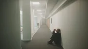 In der Kinderwunschklinik verzweifelt Ola (Björn Gustafsson) an den Unzulänglichkeiten.