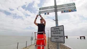 Stefan Ziegler optimiert die Beschilderung auf dem Nordseeküstenradweg