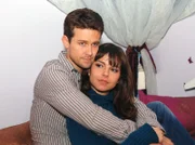 Die Würfel sind gefallen: Viktoria (Susan Hoecke, r.) entscheidet sich für Marc (Wyne Carpendale, l.).