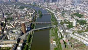 Brücken über den Main in Frankfurt; im Vordergrund der Holbeinsteg und die Untermainbrücke.