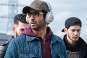 Die Unit 42 hofft auf einer arrangierten Gedenkfeier den Stalker von Ben5 anzutreffen, weswegen sich Nassim Khaoulani (Roda Fawaz, M.) und sein Team undercover auf der Veranstaltung aufhalten.