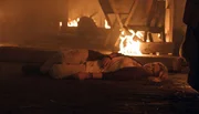 ARD/WDR ARMANS GEHEIMNIS (7), "In Flammen", 13-teilige Abenteuerserie Deutschland 2015, am Sonntag (19.04.15) um 10:03 Uhr im ERSTEN. Charlie (Sinje Irslinger) liegt bewusstlos im brennenden Stall.