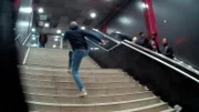 Ein Taschendieb auf der Flucht, nachdem er in der U-Bahn in Hamburg von unserem Reporter auf frischer Tat ertappt wurde.