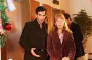 Lisa (Alexandra Neldel, r.) bringt es nicht übers Herz, dem gut gelaunten David (Mathis Künzler, l.) zu berichten, dass sie und Mariella miteinander gebrochen haben. (Dieses Foto von Alexandra Neldel darf nur in Zusammenhang mit der Berichterstattung über die Serie "Verliebt in Berlin" veröffentlicht und verbreitet werden.)