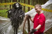Monsteralarm am Südsee-Camp. Einmal im Jahr verwandelt sich der Campingplatz in eine Geisterbahn. Für die Animateure eine Höllenaufgabe. Tagelang wird für die Nacht der Nächte geprobt, gebaut und abgesperrt. Teamleiter Björn ist im Horrorfieber.