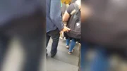 Ein Taschendieb bei der Arbeit an der U-Bahn-Station des Hamburger Hauptbahnhofs.