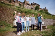 SWR LECKER AUFS LAND, "Folge 1: Zu Gast bei Michaela Pistono an der Mosel", am Montag um 20:15 Uhr im SWR. Die Landfrauen erkunden die Region, im Hintergrund die Burg Thurant bei Alken. v.li: Petra Waldraff, Heike Schiltz, Sonja Müller, Anne-Christin Trautwein, Lara Jenner