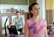 NDR Fernsehen DER DICKE, "Voll ins Herz", am Montag um 21:00 Uhr. Yasmin (Sophie Dal, r.) kann sich nicht auf die Arbeit in der Kanzlei konzentrieren - ihr Vater hat einen Herzinfarkt erlitten. Schließlich muss die überforderte Gudrun (Katrin Pollitt, l.) für sie einspringen. NDR Fernsehen DER DICKE, "Voll ins Herz", am Montag um 21:00 Uhr. Yasmin (Sophie Dal, r.) kann sich nicht auf die Arbeit in der Kanzlei konzentrieren - ihr Vater hat einen Herzinfarkt erlitten. Schließlich muss die überforderte Gudrun (Katrin Pollitt, l.) für sie einspringen.