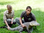 Tierpfleger Conny (Thorsten Wolf) und Tierpflegerin Anett (Anna Bertheau) machen sich Sorgen um Krokodil Konrad.
