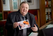 Zhenia (Alec Utgoff) massiert Wikas Ehemann (Łukasz Simlat).