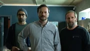 Nassim Khaoulani (Roda Fawaz, l.), Samuel Leroy (Patrick Ridremont, M.) und Bob Franck (Tom Audenaert, r.) müssen ein kleines Mädchen aus den Fängen einer Verrückten befreien. Die drei Polizisten werden außerdem erpresst.
