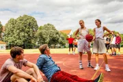 Ganz schön peinlich, findet Finn (Alvar Goetze, li.). Er und Fritz (Guido Hammesfahr, 2.v.l.) mussten sich Nikki (Jacqueline Wangemann, 2.v.r.) und Adriana (Federica Garcin, re.) geschlagen geben.