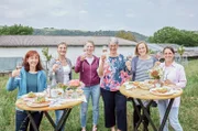 SWR LECKER AUFS LAND, "Folge 1: Zu Gast bei Michaela Pistono an der Mosel", Die Landfrauen freuen sich auf die erste Vorspeise der kulinarischen Reise.