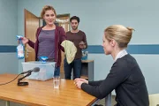 Hauptkommissar Thomas Waldeck (Jan Kittmann) kommt in den Verhörraum. Polizeipsychologin Mina Bäumer (Yasmina Djaballah) animiert Simone Seidel (Frederike Linke, r.) zum Putzen. Sie versucht die traumatisierte Bankangestellte nach einem Banküberfall wieder zu sprechen zu bringen.
