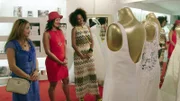 Kandidatin Adriana (M.) begutachtet mit ihren Freundinnen Farnoush (l.) und Iracema (r.) die Auswahl der Brautkleider.