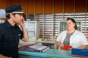 Mattes (Matthias Schloo, l.) bekommt von seinen Kollegen die Information, dass sein Freund Josh Baier ein Verhältnis mit der Frau seines Trainers hat. Frauke (Manuela Wisbeck, r.) ist weiterhin hingerissen von dem jungen Mann.