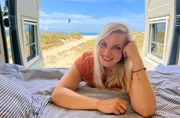 Maike Tschorn im Camper am Strand in Südfrankreich.