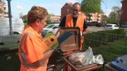 Mülldetektive kontrollieren in Lübeck.