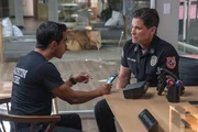 Mateo Chavez (Julian Works, l.); Owen Strand (Rob Lowe, r.)