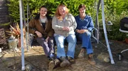 David Rich (l.) mit Charlie Dimmock (m.) und Harry Rich (r.)
